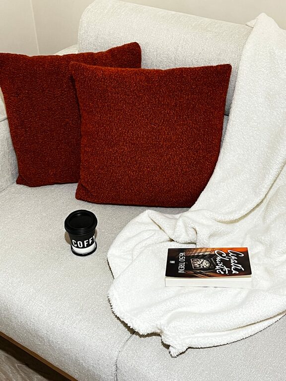 Tips for Creating a Cozy and Inviting Living Room on a Budget